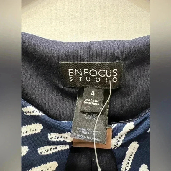 EnFocus Studio Blue and White Print Keyhole Dress Size 4 NWOT​​ - Picture 4 of 10